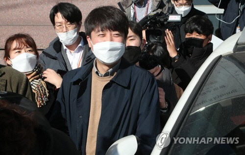이준석 국민의힘 대표가 지난달 31일 서울 마포구의 한 음식점에서 김종인 총괄선대위원장과 오찬 회동을 마친 뒤 자리를 나서며 취재진의 질문에 답변하고 있다. 연합뉴스